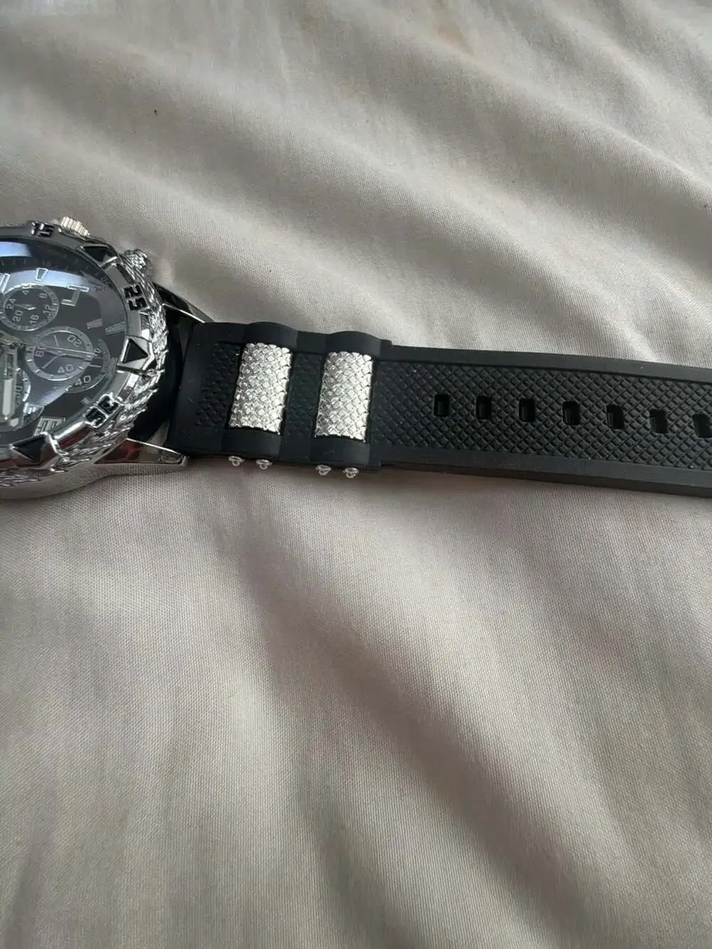 Mony Dragon Men's Black Silicone Strap Chunky Quartz Wristwatch with Silver Beze